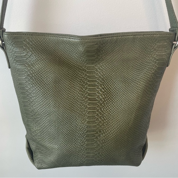 Stone Mountain Olive Green Reptile-Textured Leather Crossbody Bag NWOT - Picture 3 of 16
